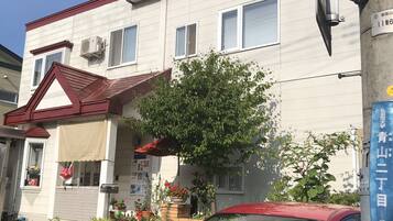 Vista frontal de la propiedad