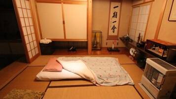 Quarto duplo econômico | Cofres nos quartos, escrivaninha, cortinas blackout, Wi-Fi de cortesia