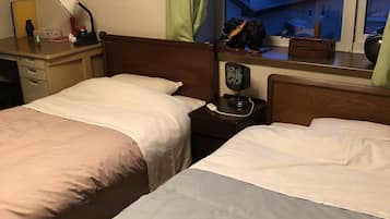 1 habitación, caja de seguridad en la habitación y escritorio