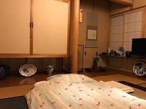 In-room safe, desk, blackout curtains, free WiFi - Guest House Chara (Hirosaki)