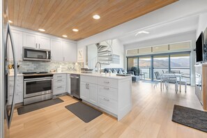 Jääkaappi, mikroaaltouuni, uuni, liesi