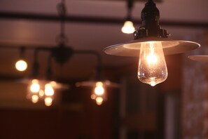 Gros plan d’un luminaire suspendu doté d’une ampoule en verre transparent.