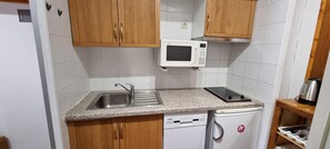 Frigorífic, microones, rentaplats i cafetera i tetera