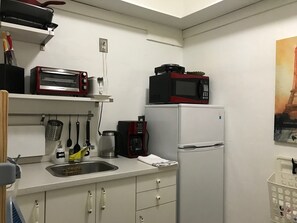 Refrigerador, microondas, parrilla de estufa y cafetera y tetera 