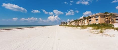 Aan het strand, ligstoelen aan het strand, strandlakens