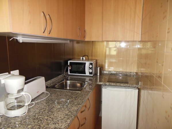Refrigerador, microondas, cafetera/tetera, tostadora