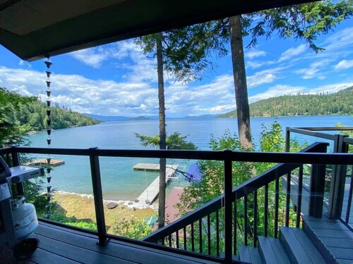 Lakefront Cabin: Hot Tub, Dock & Family Fun!