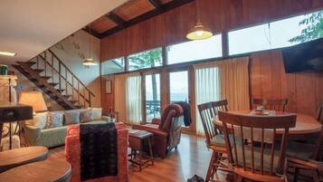 Téléviseur connecté, foyer, lecteur de DVD, table de baby-foot