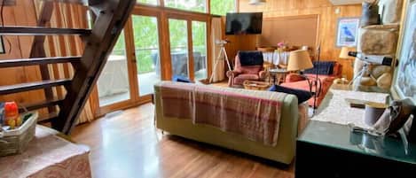 TV connectée, cheminée, baby-foot, livres