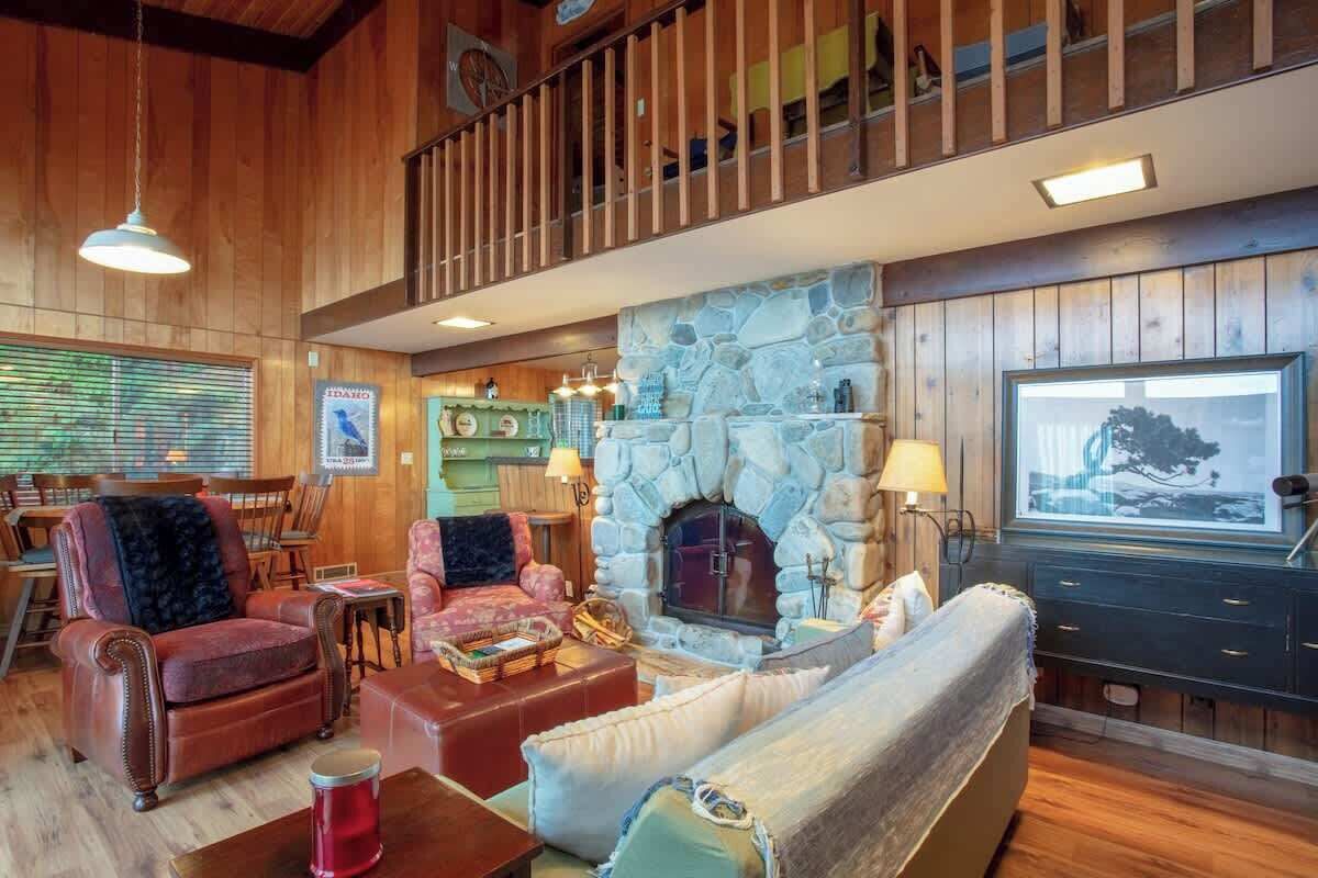 Téléviseur connecté, foyer, lecteur de DVD, table de baby-foot