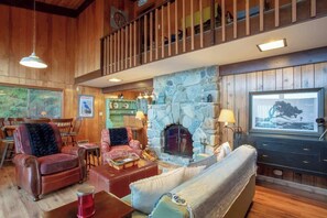 Televisor intel·ligent, llar de foc, reproductor de DVD i futbolí 