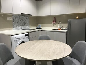 Jääkaappi, ruokailupöytä