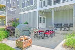 Outdoor dining - Gorgeous home w/ furnished patio, decks, & open living space - easy beach access (South Haven)