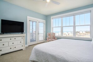 4 bedrooms, iron/ironing board, free Internet, bed sheets - Gorgeous home w/ furnished patio, decks, & open living space - easy beach access (South Haven)