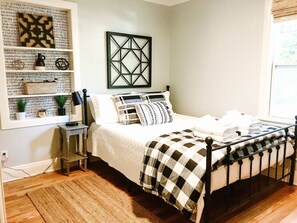 3 habitaciones, tabla de planchar con plancha y cuna de viaje 