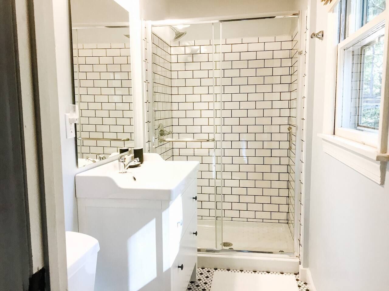 Combined shower/tub, hair dryer, towels