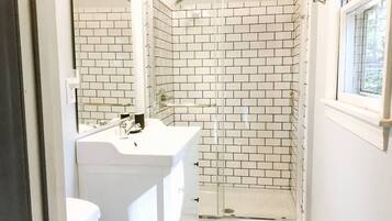 Combined shower/tub, hair dryer, towels