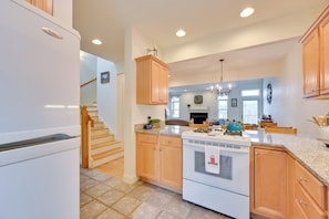 Fridge, microwave, stovetop, dishwasher - Bright Condo w/ Community Perks: Near Ski Quechee! (Quechee)
