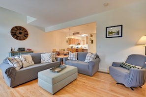 TV, fireplace, books, offices - Bright Condo w/ Community Perks: Near Ski Quechee! (Quechee)