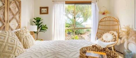 3 bedrooms, desk, iron/ironing board, free WiFi