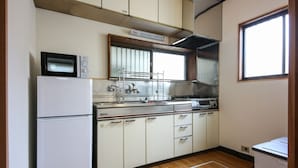 一棟貸し | 専用簡易キッチン | 冷蔵庫、電子レンジ、コンロ、調理器具と食器