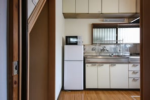 Maison (Private Vacation) | Coin cuisine privé | Réfrigérateur, micro-ondes, plaque de cuisson