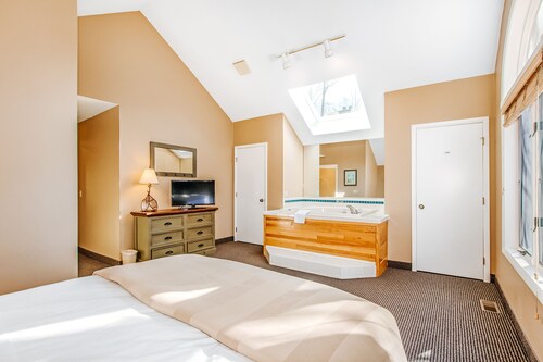 Homey condo w/ wood-burning fireplace, near hot tub and other resort amenities