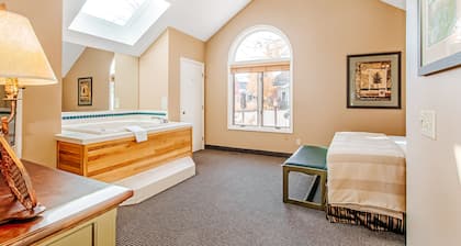 Homey condo w/ wood-burning fireplace, near hot tub and other resort amenities