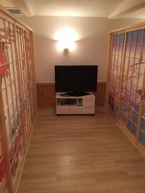 Apartment (1F) | Wohnzimmer