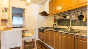 Private Vacation Home | Private kitchenette | Fridge, microwave, cookware/dishes/utensils