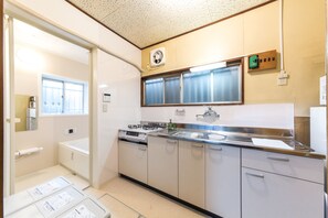 單棟房屋 (Private Vacation) | 私人小型廚房 | 雪櫃、微波爐、爐具、電熱水壺