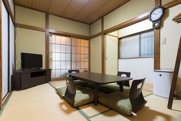 Private Vacation Home | Living room | Flat-screen TV