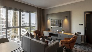 One Bedroom Suite Creekside | 客廳 | 40 吋平面電視連有線電視頻道、電視