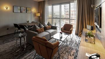 Two Bedroom Suite Creekside | Sala de estar | Televisión de pantalla plana de 40 pulgadas con canales por cable