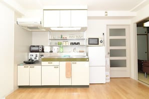 アパートメント (202) | 専用簡易キッチン | 冷蔵庫、電子レンジ、コンロ、電気ポット