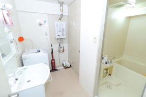 A bathroom with a sink, toilet, and bathtub. - Heights Showa 202 (Sapporo)
