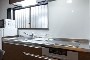 Refrigerador, microondas, tetera/pava eléctrica, utensilios de cocina