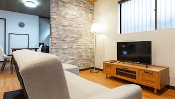 Private Vacation Home | Living room | Flat-screen TV