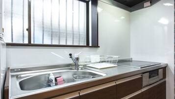 獨棟房屋 (Private Vacation) | 私人小型廚房 | 電冰箱、微波爐、電熱水壺、鍋具/餐盤/廚房用品