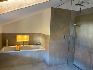 Dusche, Haartrockner, Handtücher, Seife