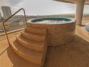 Bañera de hidromasaje al aire libre