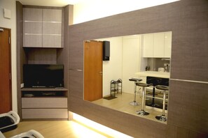 Una televisión de pantalla plana