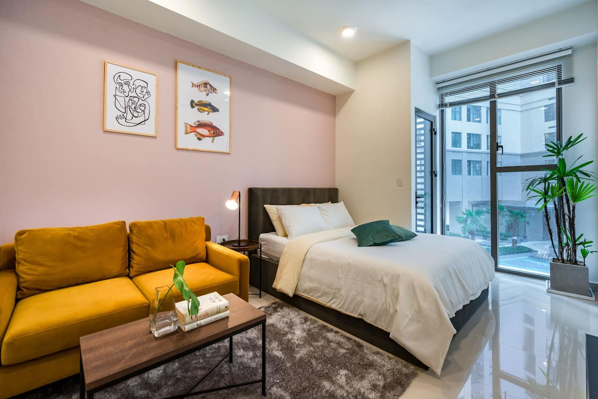 Luxury Apartment, 1 Bedroom | Desk, laptop workspace, iron/ironing board, WiFi (free)