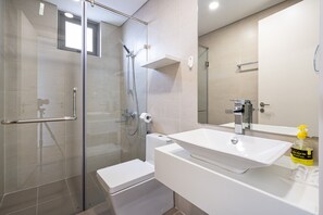 Articles de toilette gratuits, sèche-cheveux, bidet, serviettes fournies