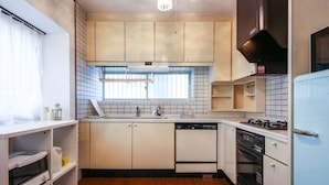 Private Vacation Home | Private kitchenette | Fridge, microwave, stovetop, cookware/dishes/utensils - Matsugaoka 1 chome B (Tokyo)