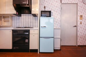 Casa (Private Vacation Home) | Cozinha americana privada | Geladeira, micro-ondas, cooktop, talheres/pratos/utensílios de cozinha