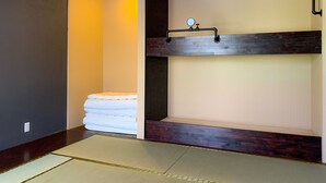 Ein Zimmer mit einem Etagenbett, einer Toilette und einem kleinen Fenster.