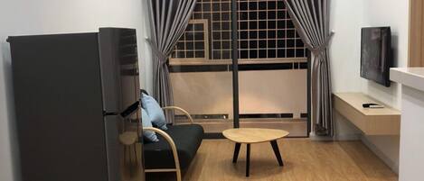 40-inch Smart TV with cable channels, TV, pay movies