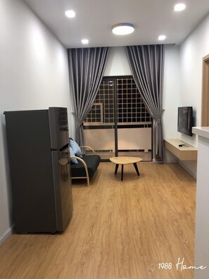 En 40-tommers smart-TV med kabel-kanaler samt TV og filmkjøp