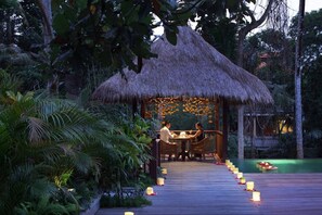 Outdoor dining - Jembawan Relaxing Resort and Ayurvedic Tejas Spa (Ubud)